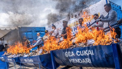 Bea Cukai Kendari Hancurkan dan Bakar Barang Ilegal