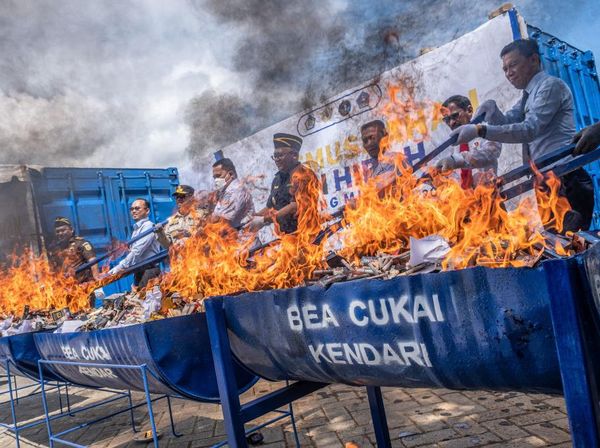 Bea Cukai Kendari Hancurkan dan Bakar Barang Ilegal