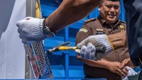 Miras dimusnahkan dengan cara dipukul palu.