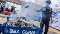 Barang-barang tersebut dimusnahkan dengan cara dibakar.
