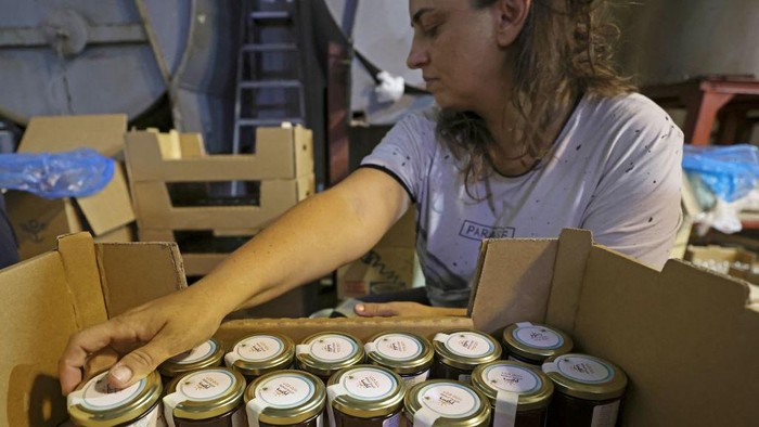 Begini Proses Memanen Madu di Peternakan Lebah di Israel Israeli beekeeper from the Raikin family works at their apiary in Moshav Sde Eliezer in northern Israel on September 19, 2022 ahead of the Jewish New Year holiday of Rosh Hashanah. (Photo by JALAA MAREY / AFP) (Photo by JALAA MAREY/AFP via Getty Images)