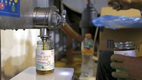 Setelah melewati berbagai proses, madu kemudian dikemas dalam botol.