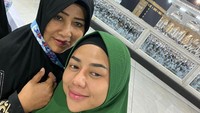 Bunga Aurellie umrah bareng ibundanya. (Foto: dok pribadi)
