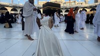Sesampainya di Tanah Suci, Bunga Aurellie menangis kejer karena melihat keindahan Kabah. (Foto: dok pribadi)