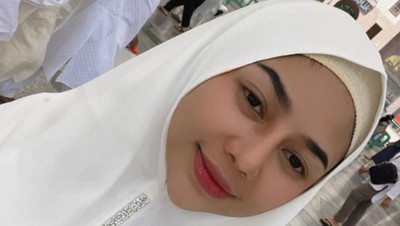 Bunga Aurellie Rayakan Ultah ke-23 dengan Umrah