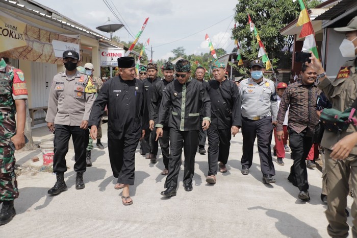 Bupati Bandung Resmikan Jalan Beton di Desa Babakan Ciparay