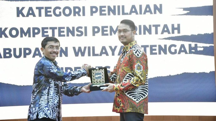 Bupati Sinjai Andi Seto Asapa menerima penghargaan dari BKN.