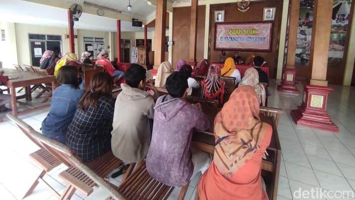 Puluhan buruh pabrik PT Wonogiri Jaya Lestari (WJL) melakukan audiensi dengan Forkopimcam Jatisrono.