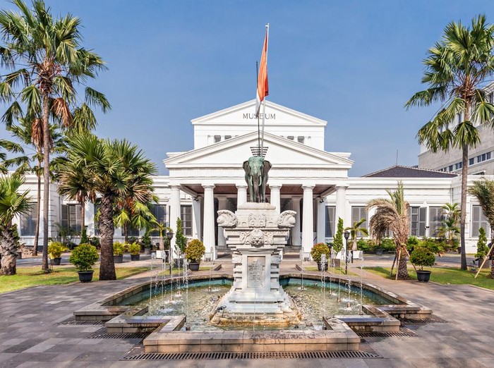 Cara ke Museum Nasional bisa menggunakan transportasi umum KRL, MRT, hingga busway TransJakarta. Simak informasi lengkapnya di sini.