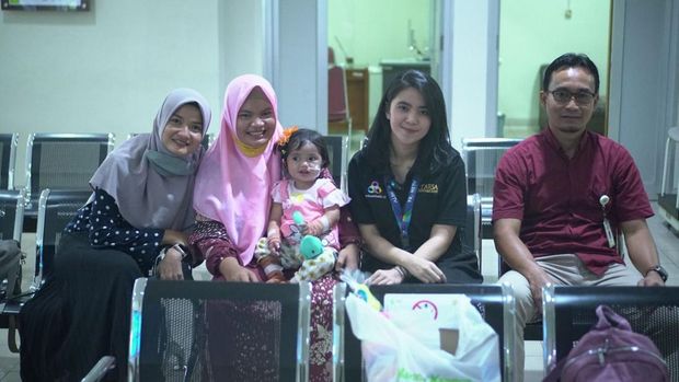 Eliza Laila Rahma menderita Epidermolisis Bullosa atau kelainan genetik langka yang menyebabkan kulit rapuh. Yuk, bantu Eliza lewat donasi di berbuatbaik.