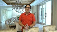 Di dekat dapurnya juga tersedia meja makan yang luas. Terdiri dari kursi-kursi yang bisa muat hingga 10 orang. Foto: YouTube Taulany TV