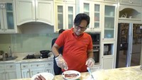 Terdapat rak berukuran besar yang sekaligus menyatu dengan meja untuk menempatkan kompor dan wastafel. Selain itu, ada juga meja yang dipakai khusus memasak. Foto: YouTube Taulany TV