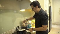 Area dapurnya tentu dilengkapi dengan berbagai alat masak dan bumbu dapur. Mulai dari minyak goreng, kecap, garam semuanya tertata rapi. Foto: YouTube Taulany TV