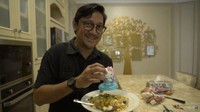 Di dapur mewahnya tersebut juga dilengkapi dengan oven berukuran besar. Biasanya ini dipakai oleh sang istri ketika membuat aneka kue. Foto: YouTube Taulany TV