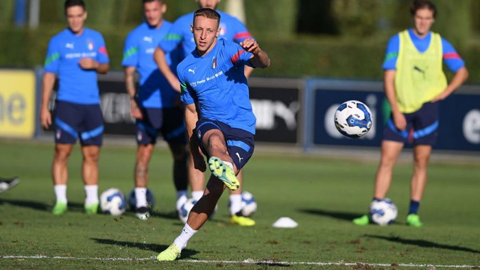 FLORENCE, ITALY - SEPTEMBER 21: Davide Frattesi of Italy in action during a Italy training session at Centro Tecnico Federale di Coverciano on September 21, 2022 in Florence, Italy. (Photo by Claudio Villa/Getty Images)