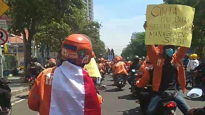 Demo driver layanana antar pesan makanan di Surabaya