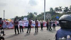 Ramai-ramai nakes menuntut Presiden Jokowi segera terbitkan Peraturan Presiden (PP) mengangkat tenaga kerja honorer sebagai aparatur sipil negara (ASN).