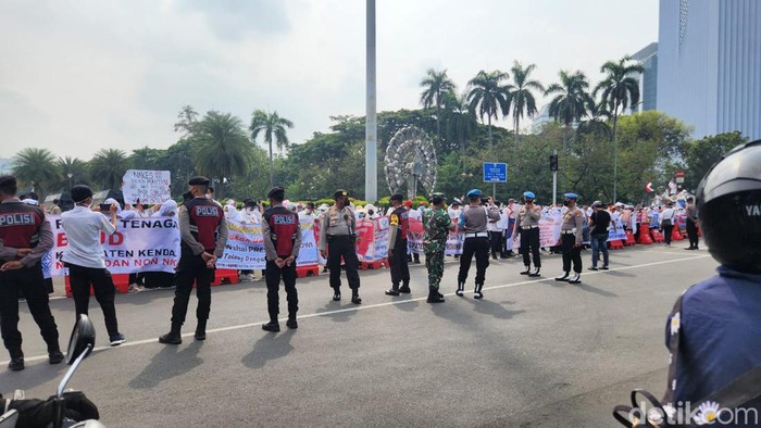 Ramai-ramai tenaga kesehatan menuntut Jokowi segera mengangkat tenaga honorer bidang kesehatan menjadi ASN.