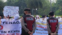 Terlihat beragam spanduk dan poster yang dibentangkan selama demo berlangsung. Nakes bagaikan mantan habis manis sepah dibuang, habis pandemi kami ditendang, demikian tulis salah satu poster. (Foto: Ardhi Suryadhi/detikHealth)