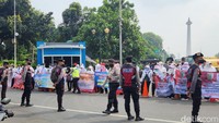 Rombongan tenaga kesehatan dari Forum Komunikasi Honorer Nakes dan Non Nakes (FKHN) menggelar demo atau aksi unjuk rasa di Patung Kuda, Jakarta Pusat, Kamis (22/9/2022). Menyuarakan tuntutan agar mereka segera diangkat menjadi aparatur sipil negara. (Foto: Ardhi Suryadhi/detikHealth)