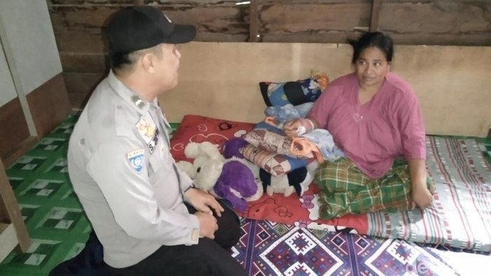 Emak-emak di Indragiri Hilir selamat setelah berduel dengan buaya yang menyerangnya.