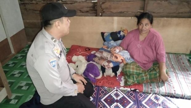 Emak-emak di Indragiri Hilir selamat setelah berduel dengan buaya yang menyerangnya.