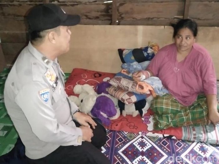 Emak-emak di Indragiri Hilir selamat setelah berduel dengan buaya yang menyerangnya.