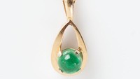 Salah satu memorabilia yang terjual adalah kalung 14 marat dengan liontin berwarna hijau dari batu tambah Zambia yang terjual Rp 765 juta.  Jennifer Gwynne mengaku memakai kalung itu selama 10 tahun lalu menyimpannya di kotak perhiasan. Foto: RR Auctions/ Istimewa