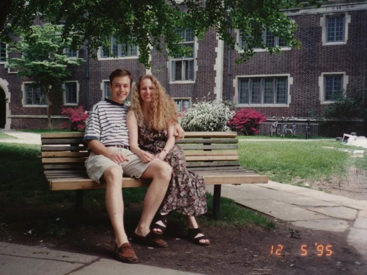 Eks Pacar Elon Musk Jual Foto Saat Pacaran hingga Kalung Rp 765 Juta