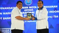 Kepala Badan Narkotika Nasional Komjen Pol Petrus R. Golose menunjukkan cenderamata dan naskah Nota Kesepahaman di Menara BTN, Jakarta. Bank BTN siap memberikan berbagai layanan jasa perbankan untuk mendukung dan mempermudah operasional satuan kerja BNN. Bank BTN 