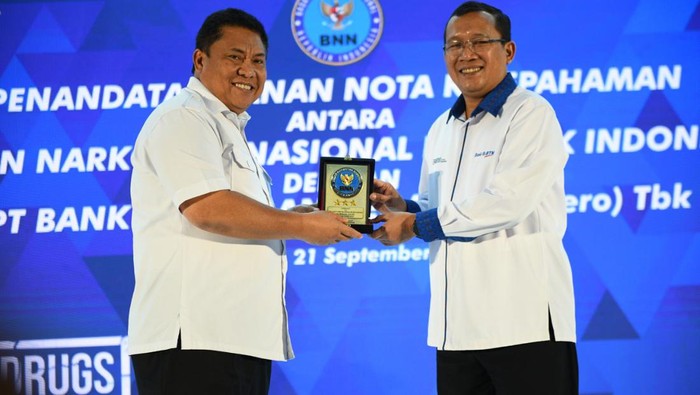 Direktur Utama PT Bank Tabungan Negara (Persero) Tbk. Haru Koesmahargyo bersama Kepala Badan Narkotika Nasional Komjen Pol Petrus R. Golose menunjukkan naskah Nota Kesepahaman di Menara BTN, Jakarta, Rabu (21/9). Bank BTN siap memberikan berbagai layanan jasa perbankan untuk mendukung dan mempermudah operasional satuan kerja BNN. Bank BTN juga ikut menggelar pelaksanaan tes narkoba bagi pegawai BTN dalam rangka mendukung pencegahan penyalahgunaan narkoba.