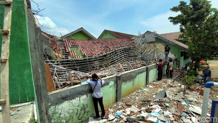 Gedung Sekolah Sukabumi ambruk