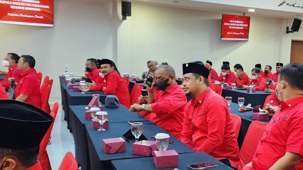 Wali Kota Solo Gibran Rakabuming Raka dan Wali Kota Medan Bobby Nasution turut menghadiri rapat koordinasi kepala daerah dari PDIP. Gibran dan Bobby duduk bersama dengan puluhan kepala daerah PDIP lainnya.