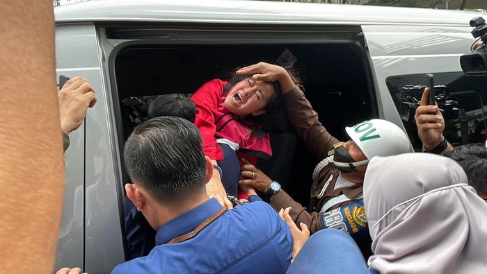 Hasnaeni Wanita Emas Histeris Saat Ditahan Kejagung (Silvia Ng/detikcom) Hasnaeni Wanita Emas Histeris Saat Ditahan Kejagung (Silvia Ng/detikcom)