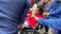 Pantauan detikcom di lokasi, Kamis (22/9/2022), pukul 15.23 WIB, Hasnaeni ditahan penyidik Kejagung. Tampak tersangka yang merupakan seorang wanita itu menggunakan baju tidur berwarna merah dilapisi rompi tahanan bertulisan Pidsus Kejaksaan Agung Republik Indonesia dengan nomor 07. (Silvia Ng/detikcom)