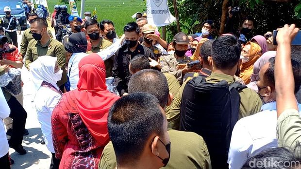 Ibu Negara Iriana Joko Widodo membagikan kaus Jokowi di Desa Kliwonan, Kecamatan Masaran, Kabupaten Sragen, Kamis (22/9/2022).