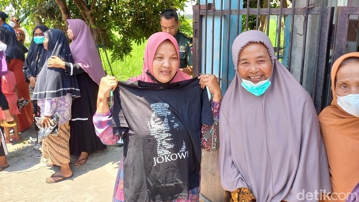Ibu Negara Iriana Joko Widodo membagikan kaus Jokowi di Desa Kliwonan, Kecamatan Masaran, Kabupaten Sragen, Kamis (22/9/2022).
