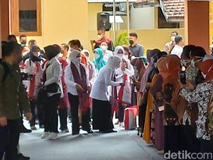 Berjilbab Putih, Iriana-Wury Maruf Tiba di Sragen Serahkan Bantuan Sembako