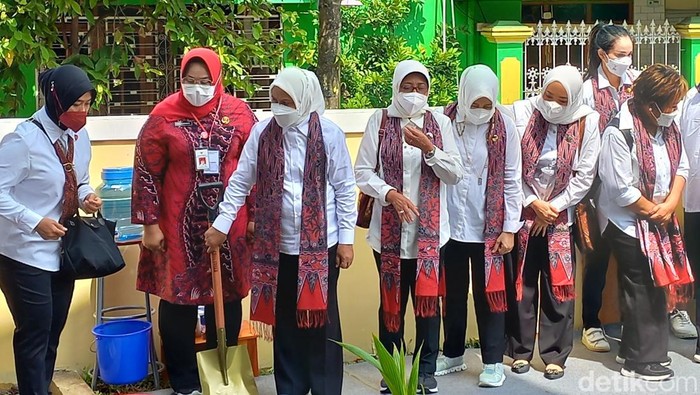 Ibu Negara Iriana Jokowi (tiga dari kiri) bersiap melakukan penanaman pohon di Kecamatan Masaran, Sragen. Kamis (21/9/2022).