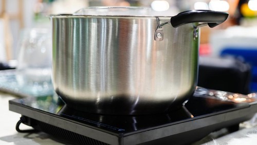 Ilustrasi kompor listrik dan panci