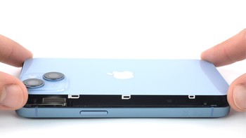 Ya jika biasanya iPhone sebelumnya sukar diperbaiki, Apple rupanya telah mendesain struktur internal di iPhone 14 sehingga user bisa melepas layar maupun belakangnya hanya dengan mengambil dua sekrup. Foto: iFixit