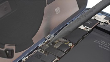 Penampakan logic board yang mengandung antara lain prosesor A15 di iPhone 14. Sayangnya iPhone 14 Pro berbeda dan masih cukup sukar diperbaiki. Bagaimanapun, hal ini tetap merupakan perkembangan yang baik walau Apple tidak mengumumkannya. Foto: iFixit