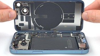Ini penampakan bagian dalam iPhone 14. Perubahan ini akan memudahkan pegawai Apple Store, pusat servis atau user jika ingin mengganti layar, casing belakang dan baterai. Karena mudah diperbaiki, ponsel akan lebih awet. Foto: iFixit