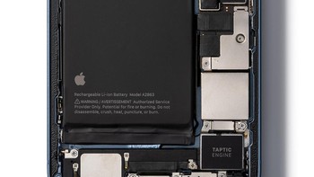 Perubahan desain iPhone 14 ini adalah kemenangan besar. Perubahan ini membuat iPhone akan lebih tahan lama dan mengurangi imbasnya ke planet ini. Jika beruntung, manufaktur lain akan mengikutinya, tambah mereka. Foto: iFixit