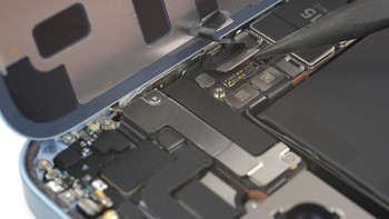 Apple benar-benar mendesain lagi bagian dalam iPhone 14 sehingga membuatnya mudah diperbaiki. Memang tidak terlihat dari luar, tapi ini merupakan hal besar, cetus iFixit. Foto: iFixit