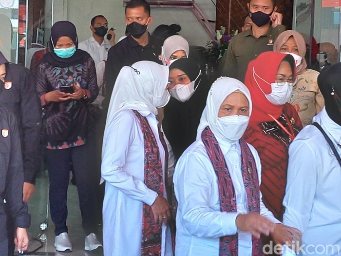 Iriana Jokowi dan Bupati Sragen Kusdinar Untung Yuni Sukowati, Kamis (22/9/2022).