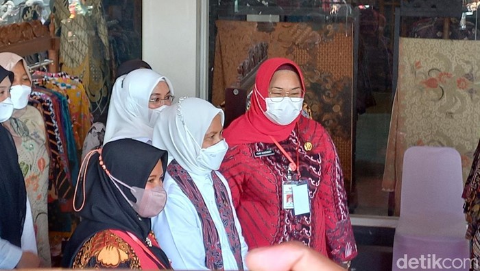 Iriana Jokowi dan Bupati Sragen Kusdinar Untung Yuni Sukowati, Kamis (22/9/2022).