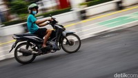 Tetapi, jalan di Kota Tua Jakarta tempat banyak pemotor tergelincir jatuh merupakan kawasan pejalan kaki. Meski begitu, sudah banyak pemotor tergelincir di lokasi ini. 