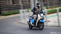 Sejumlah pemotor tampak tancap gas melintasi tikungan ini. 