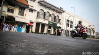Lapisan anti-skid atau lapisan antilicin telah dipasang di jalan tersebut.